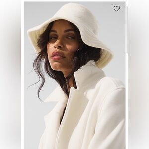 New never opened Alo Merino Wool Bucket Hat - Ivory Alo yoga
